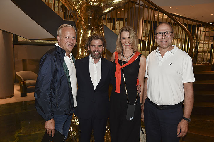 Moritz von Crailsheim, Künstler Hermann Nachbaur, Alexander Hold mit Frau Pia Hold,: Storytelling Art Cocktail „Olive Tree Pompeii“ bei „Wempe“ in München am 08.08.2024 / ©Foto: BrauerPhotos / Goran Nitschke